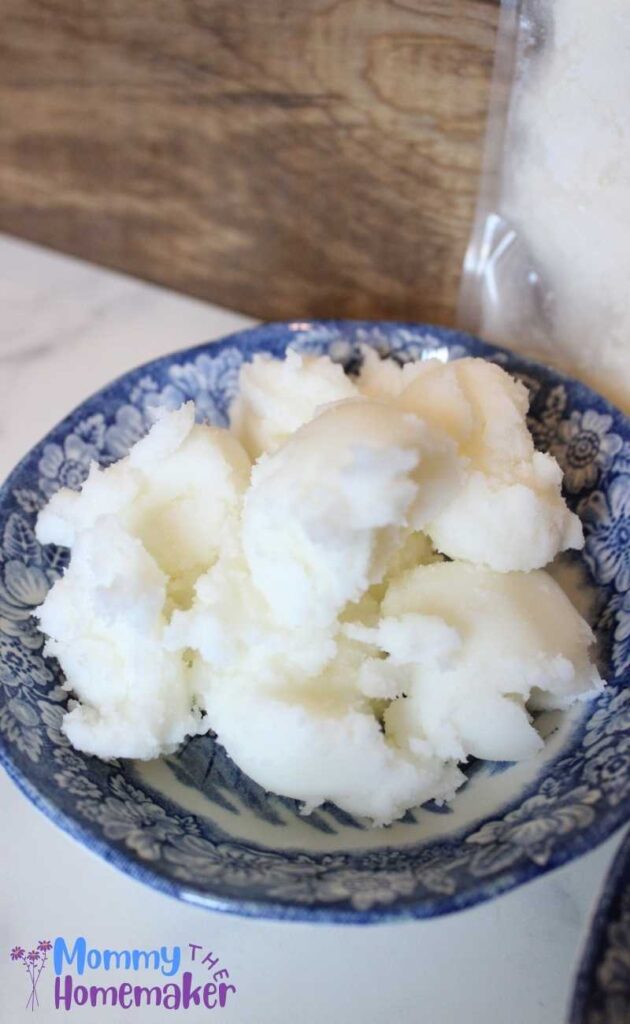 picture of beef tallow in small blue dish